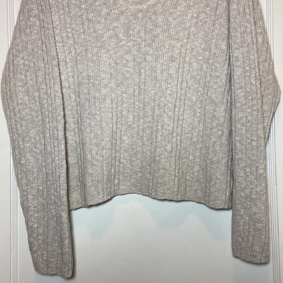 Medium Distinctive Sportswear Cream Pull- on Sweater - Picture 8 of 12